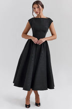 Refinado vestido de invitada de boda con manga corta y falda amplia en negro y blanco | Midi