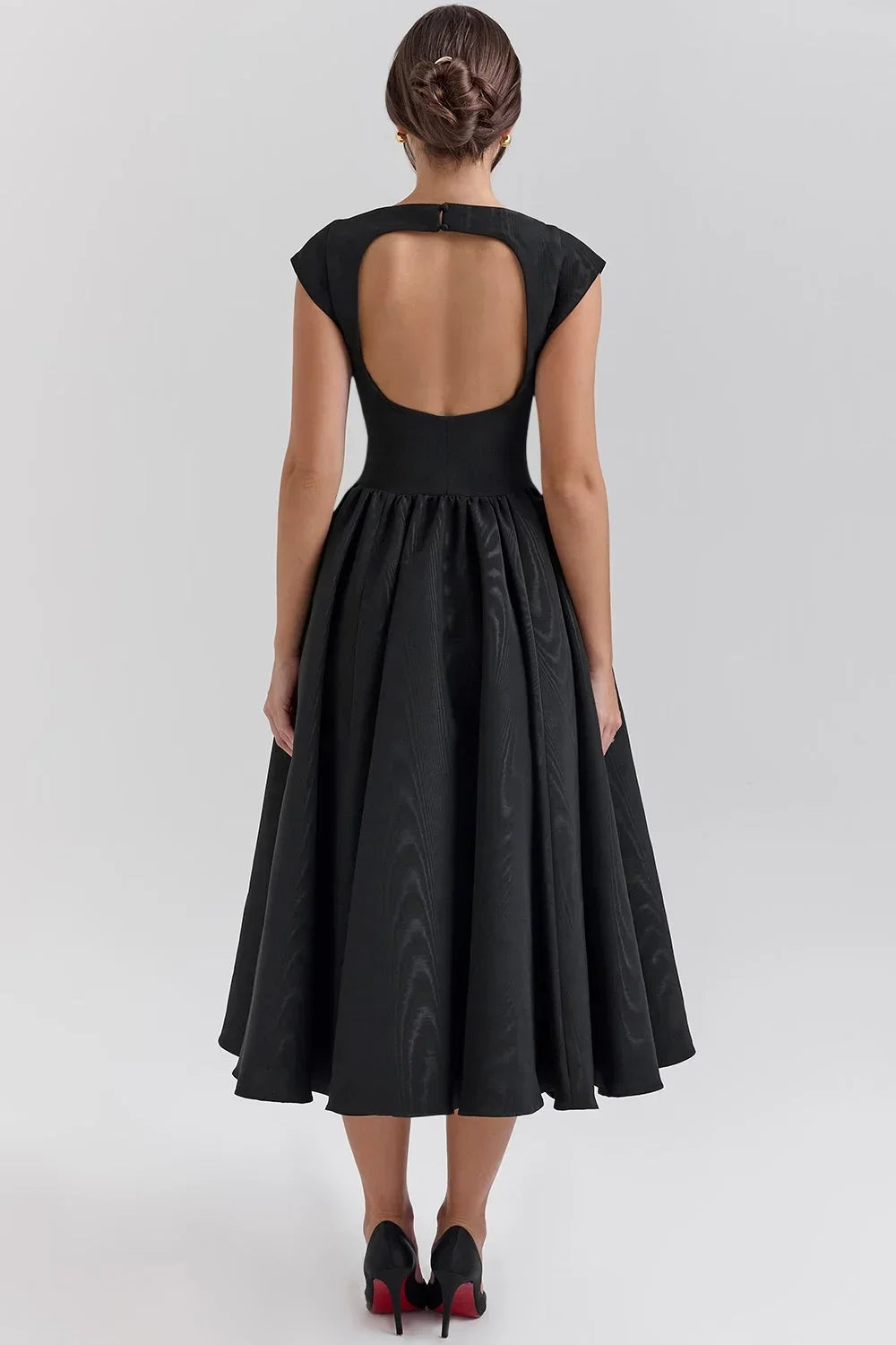 Refinado vestido de invitada de boda con manga corta y falda amplia en negro y blanco | Midi