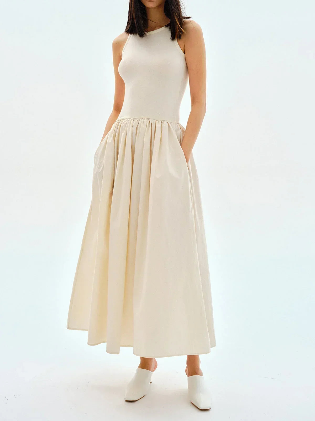 Elegante vestido de invitada de boda sin mangas con falda fruncida | Midi