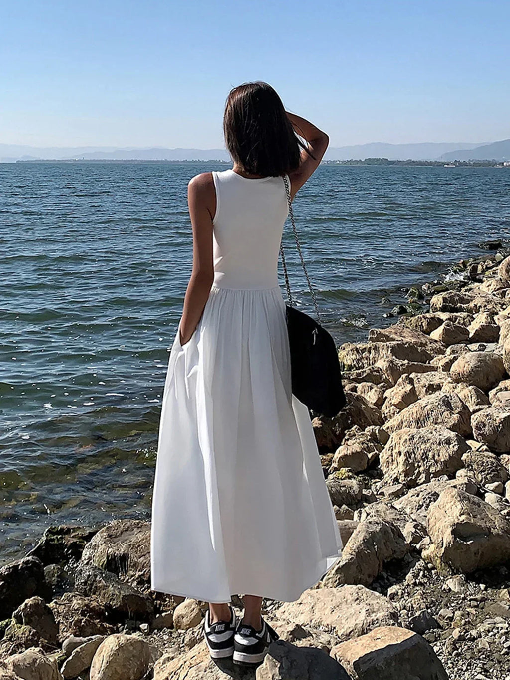 Elegante vestido de invitada de boda sin mangas con falda fruncida | Midi