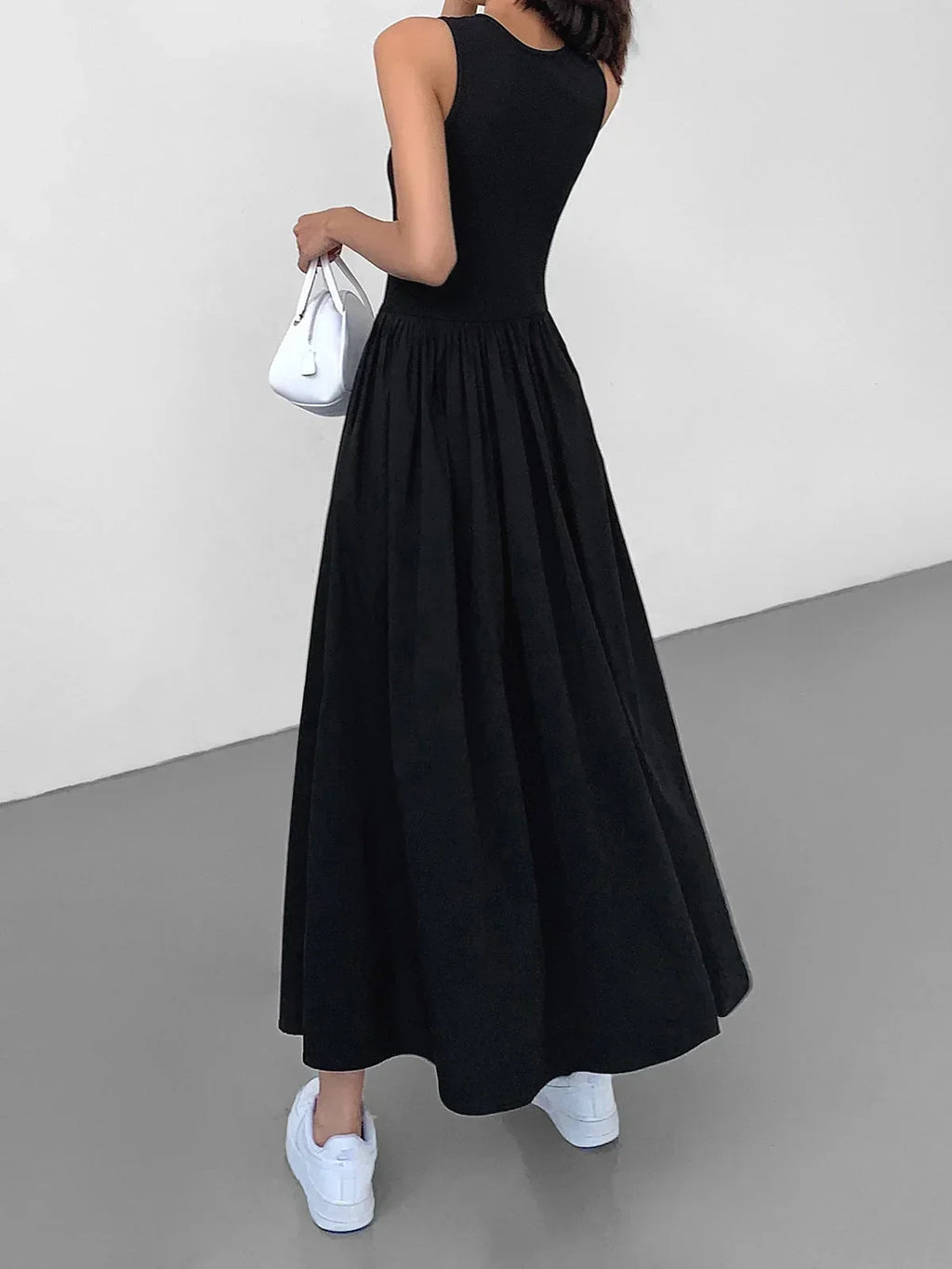Elegante vestido de invitada de boda sin mangas con falda fruncida | Midi