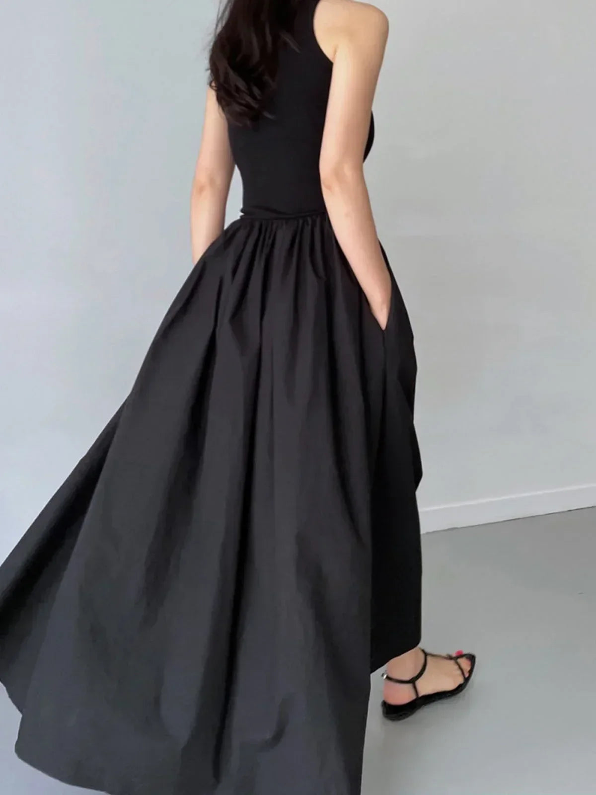 Elegante vestido de invitada de boda sin mangas con falda fruncida | Midi