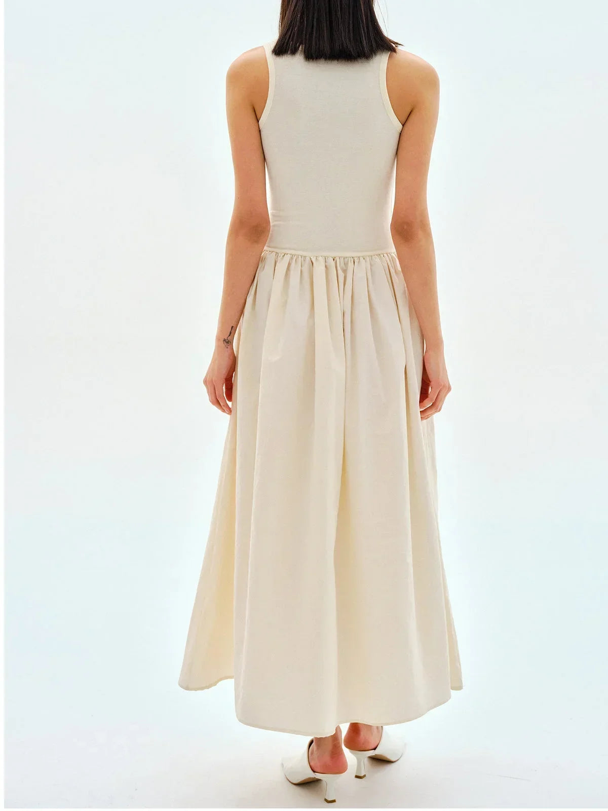 Elegante vestido de invitada de boda sin mangas con falda fruncida | Midi