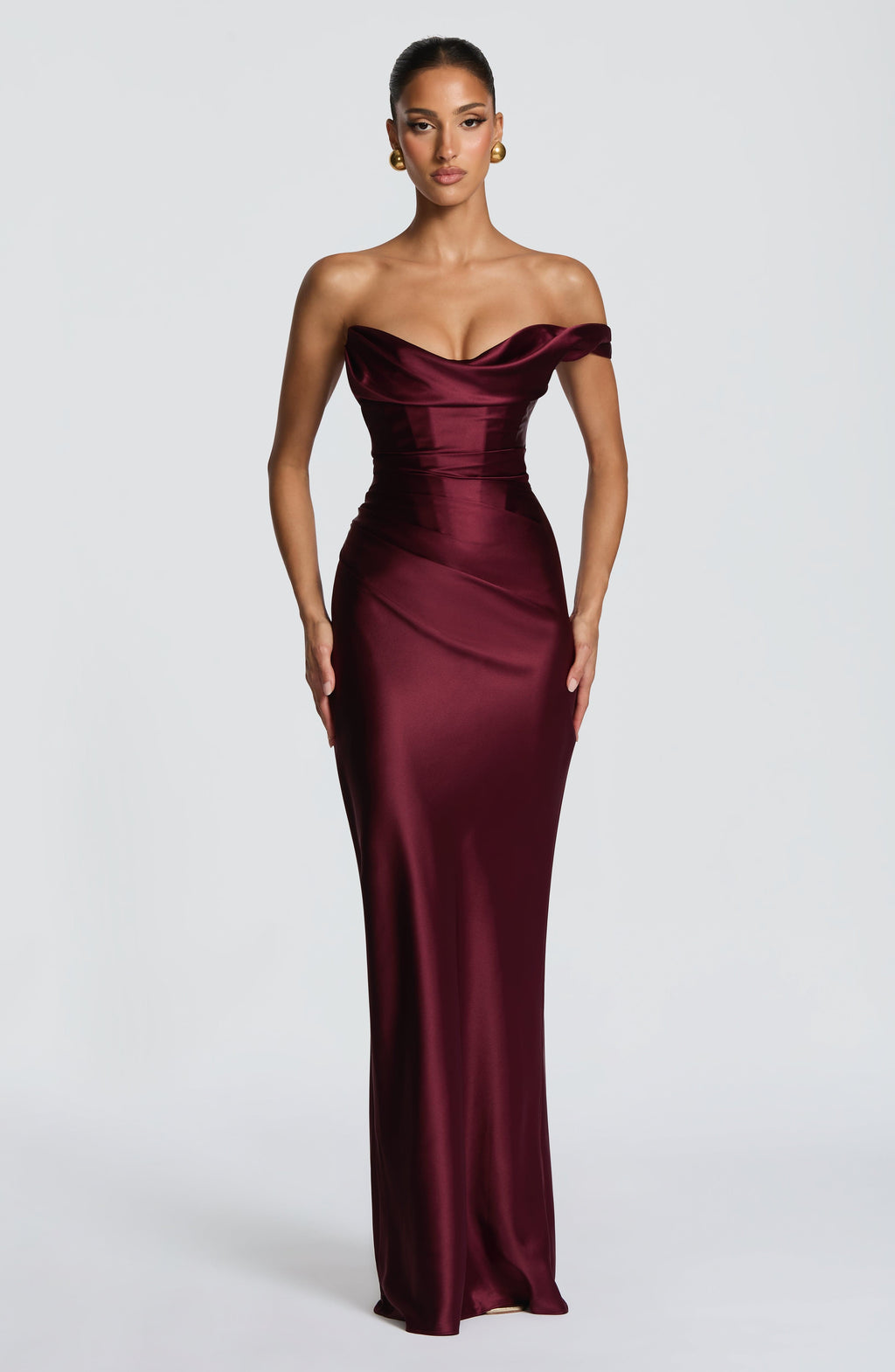 Elegante vestido largo de invitada de boda drapeado con escote asimétrico y espalda con cordones | Maxi