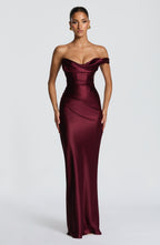 Elegante vestido largo de invitada de boda drapeado con escote asimétrico y espalda con cordones | Maxi