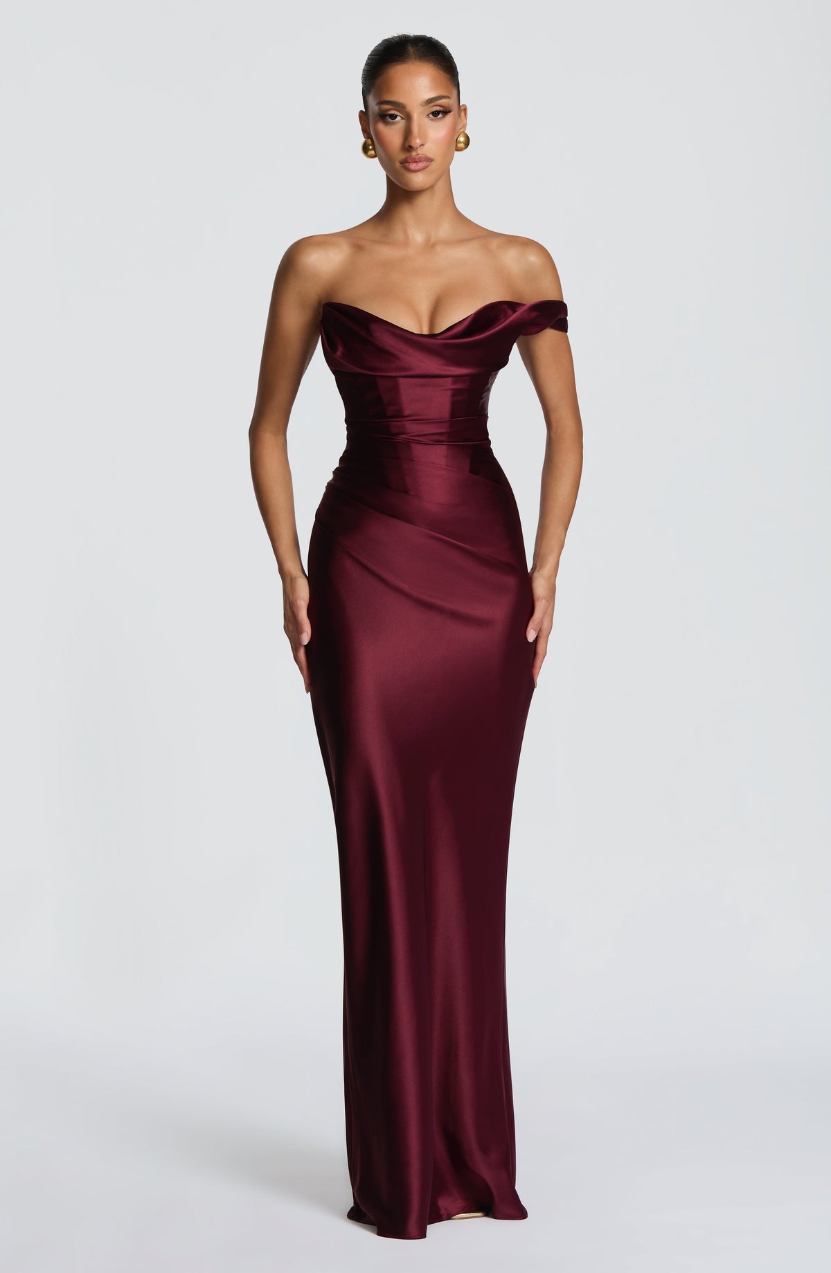 Elegante vestido largo de invitada de boda drapeado con escote asimétrico y espalda con cordones | Maxi