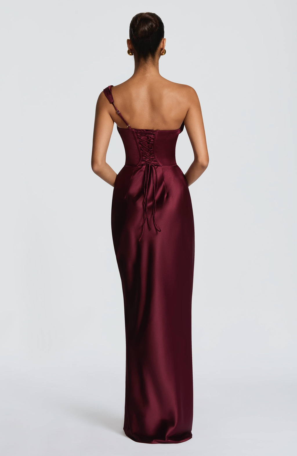Elegante vestido largo de invitada de boda drapeado con escote asimétrico y espalda con cordones | Maxi