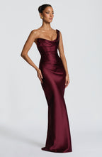 Elegante vestido largo de invitada de boda drapeado con escote asimétrico y espalda con cordones | Maxi