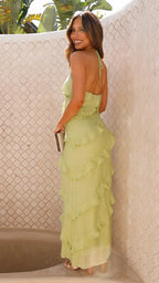 Refinado vestido largo drapeado de invitada de boda en amarillo | Maxi