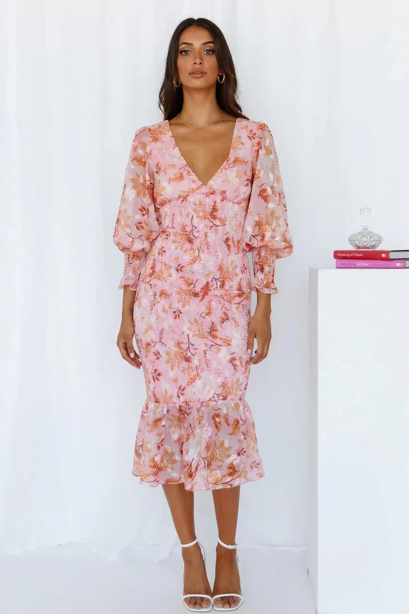 Elegante vestido midi floral de invitada de boda con escote en V y manga larga | Midi