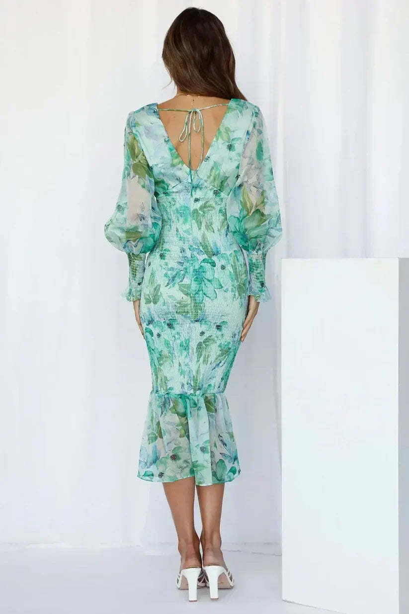 Elegante vestido midi floral de invitada de boda con escote en V y manga larga | Midi